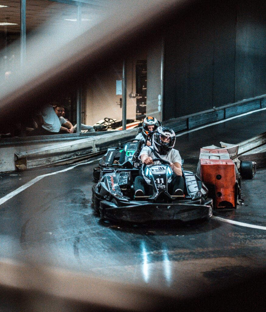 Gokart fährt um die Kurve Indoor B1 Innsbruck